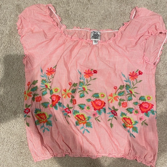 ivy jane Tops - Embroiled top!
